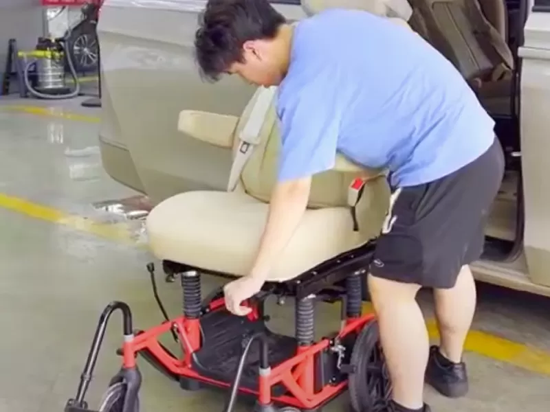 Cette Buick GL8 modifiée avec un siège pivotant dans la rangée intermédiaire