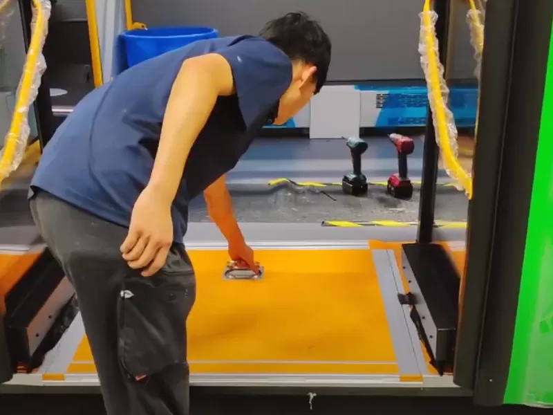 Ce bus accessible modifié avec la rampe manuelle en fauteuil roulant Xinder-Tech Flip