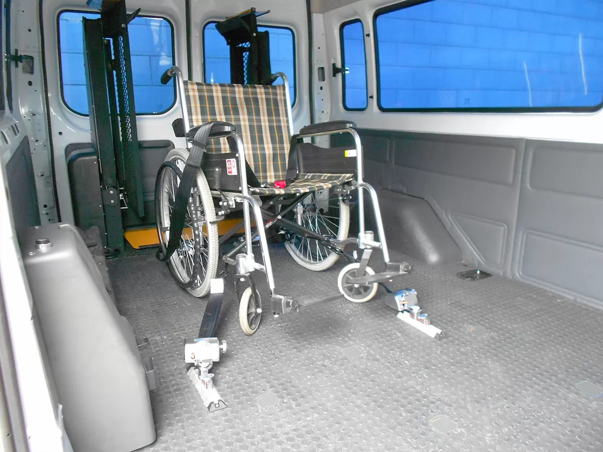 Système de retenue pour fauteuil roulant