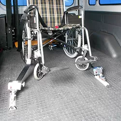 Attraintes pour fauteuils roulants