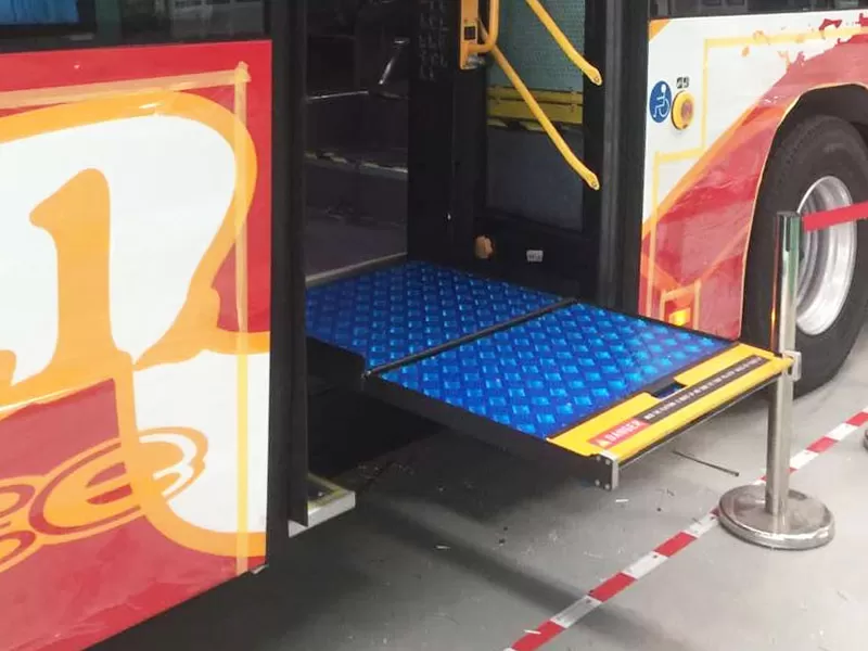 Caractéristiques de l'ascenseur de fauteuil roulant de bus Xinder-Tech